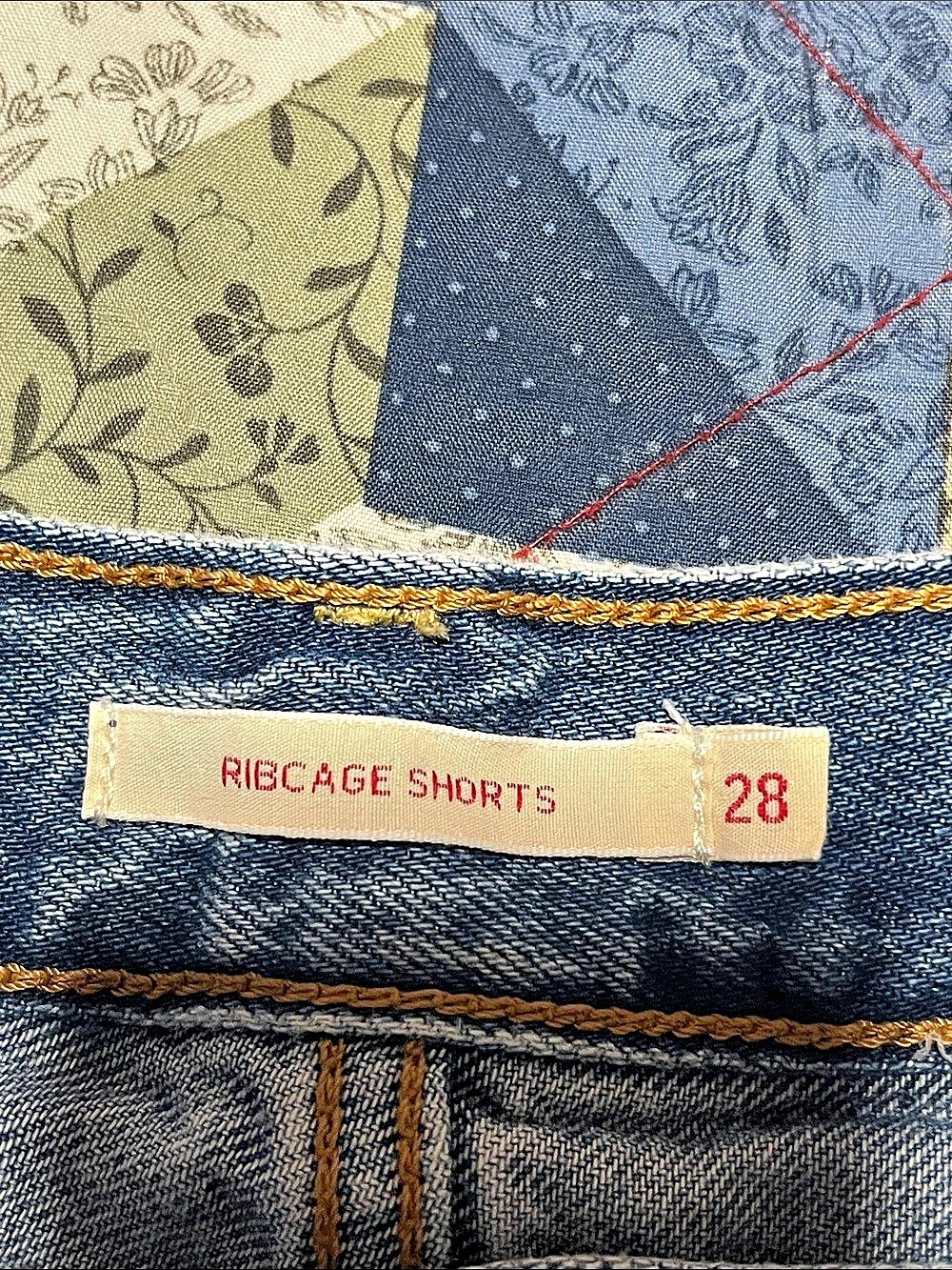 Levi's Ribcage Shorts Denim Jean Shorts Waist 28 Like New - Picture 5 of 10